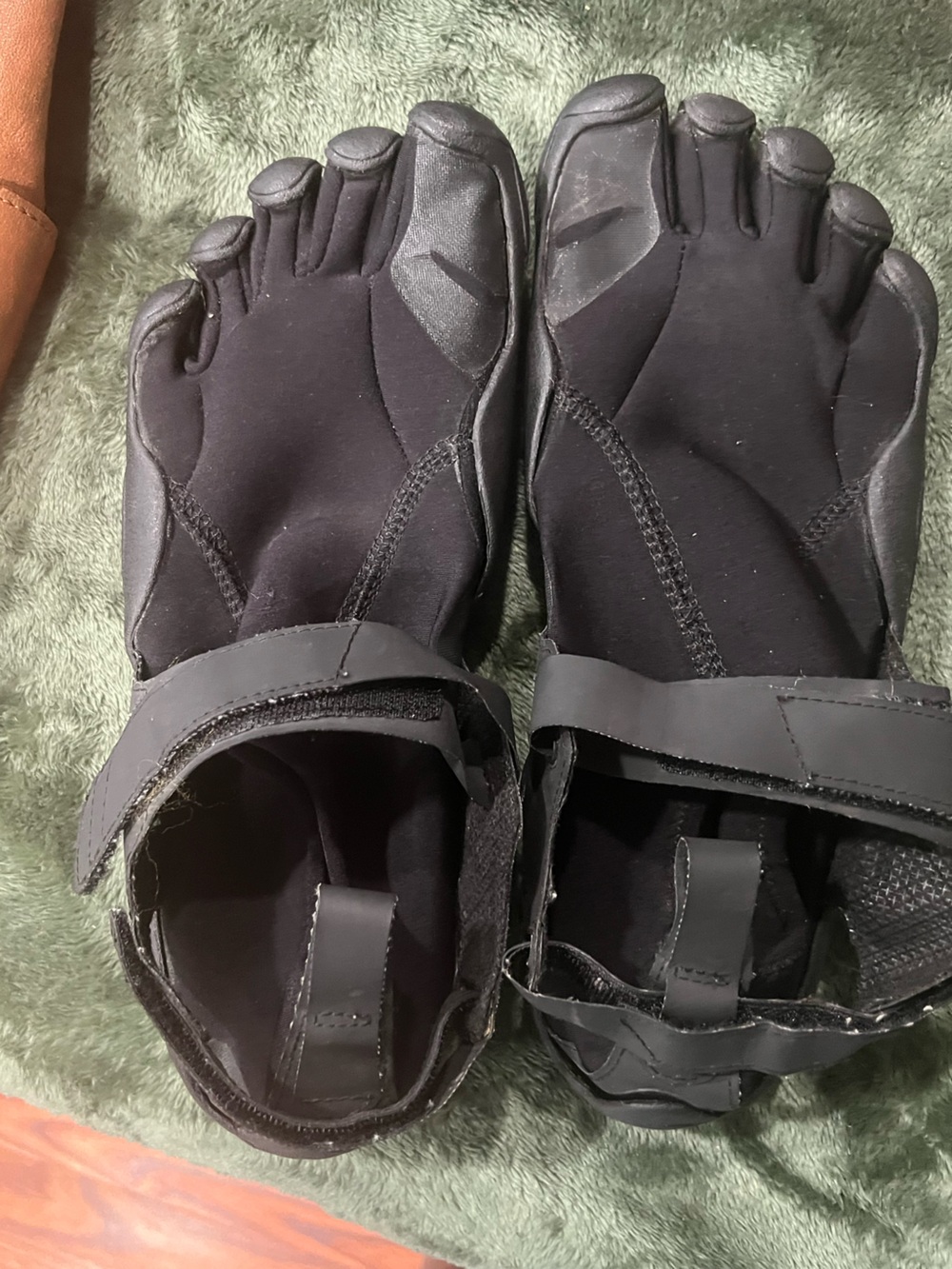 Vibram Black Men's Sandals with Velcro Straps